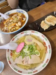 広宣餐桌上的鹽味拉麵、廣式炒麵與煎餃