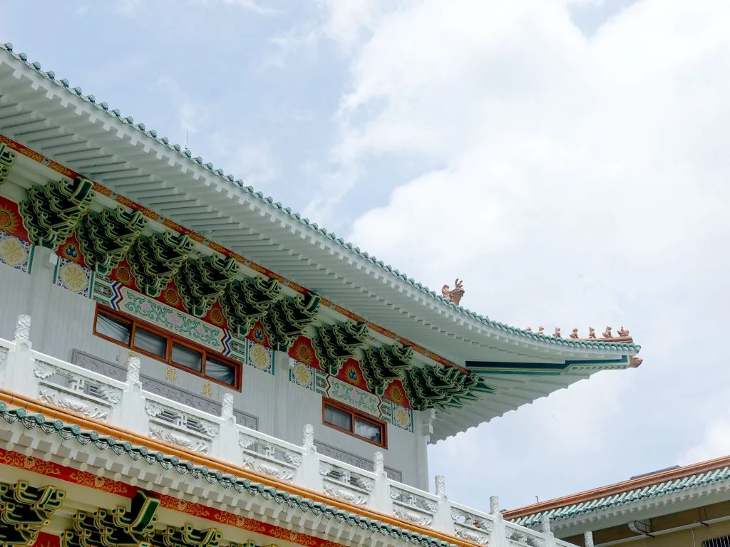 慧明禪寺白色欄杆、綠色琉璃瓦與彩繪屋簷
