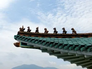 慧明禪寺綠色琉璃瓦屋簷上的一排人物與動物裝飾