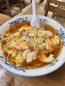 広宣的廣式炒麵，上方淋著含蔬菜與肉片的濃稠醬汁