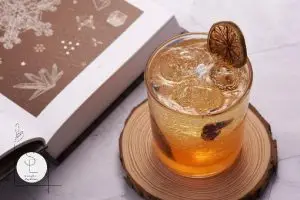 單眼皮姊弟蠟燭的透明飲品造型蠟燭，杯中帶有氣泡與乾燥柑橘片