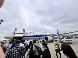旅客走向停在停機坪上的 ANA 全日空飛機